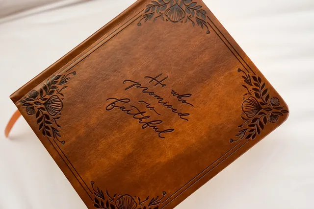 1/posts/blog/10-y-tuong-qua-tang-ca-nhan-cho-sinh-nhat/books-engraved